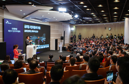 박정호 SK텔레콤 사장이 26일 SK텔레콤 본사 사옥 4층 수펙스홀에서 열린 주주총회에서 주주들에게 경영성과와 사업비전을 설명하고 있다. SK텔레콤 제공